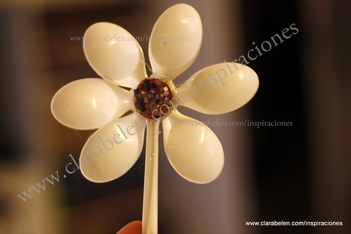 Manualidades: flores con cucharas de plástico para adornar las macetas