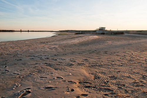 Voetafdrukken in het zand - Footprints in the sand by RuudMorijn