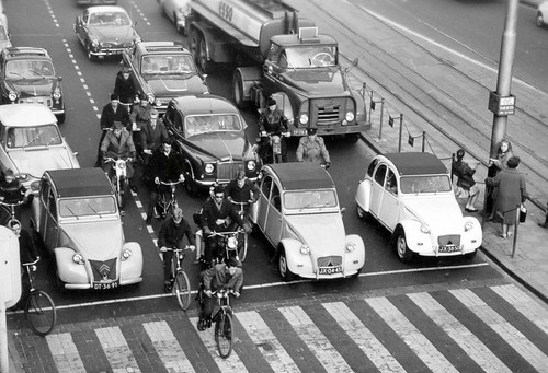 Citroëns 2CV (DT-36-91), (JX-04-45), (JX-38-50). Rover P4, Citroën Ami, DAF normaalstuur trekker Esso (TF-78-8?), VW Karmann Ghia (GK-01-??), Den Haag 1964