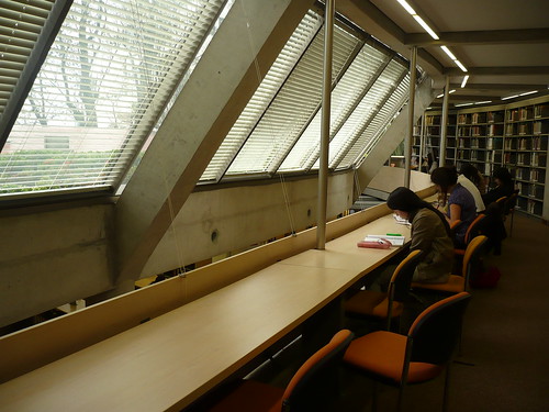 Biblioteca de Economía de la Universidad de los Andes en Bogotá, vía Flickr por linademartinez