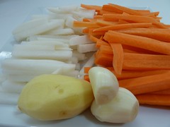 Pelamos jengibre, daikon (rábano japones) o nabo, ajos y zanahorias