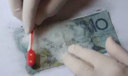 Erasing a polymer banknote