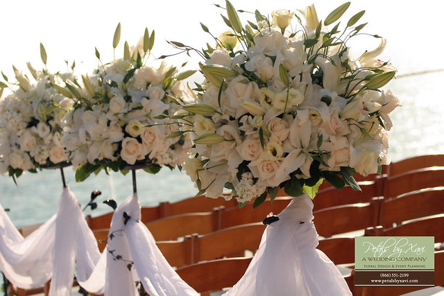 Round Flower Arrangement for Wedding Ceremony