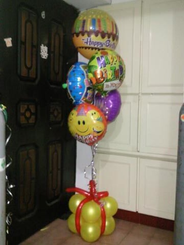 生日氣球串，蛋糕圖案泡泡球，生日鋁箔球4顆，禮物底座 by 豆豆氣球材料屋 http://www.dod.com.tw