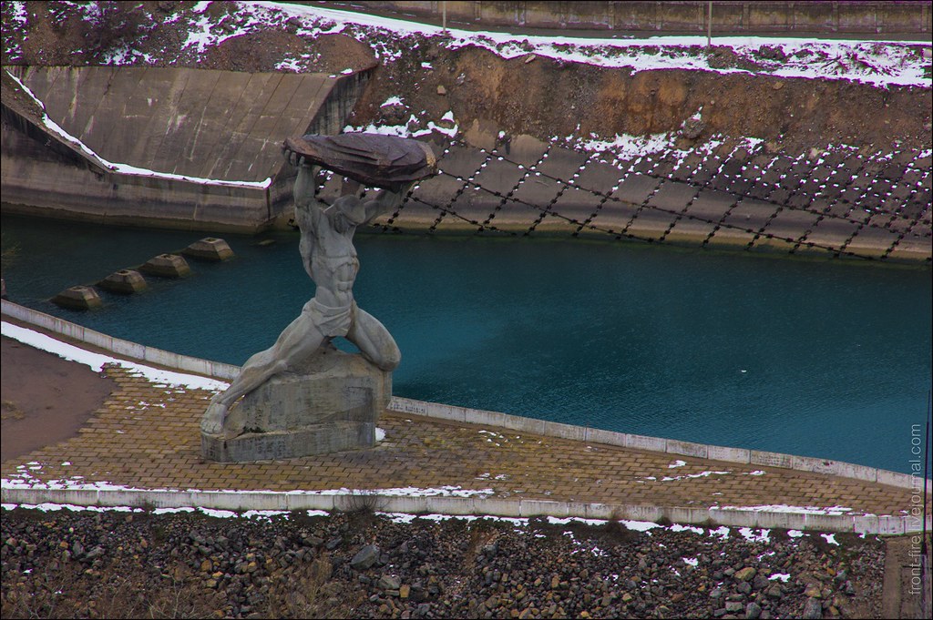 Статуя Фархада. Чарвакская ГЭС