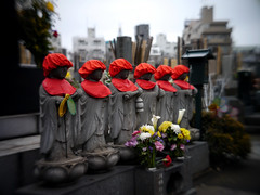 Six stone statues of Jizo.