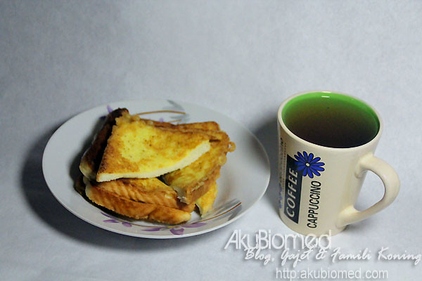 Sarapan pagi dengan roti telur dan air teh O