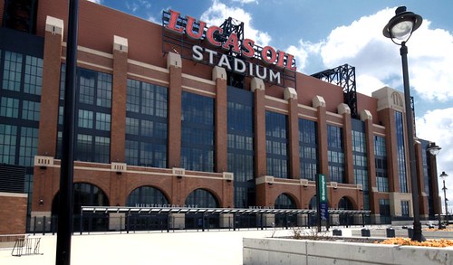 Lucas Oil Stadium in downtown Indianapolis (by: Intiaz Rahim, creative commons license))