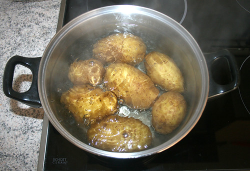 11 - Boil potatoes / Kartoffeln kochen