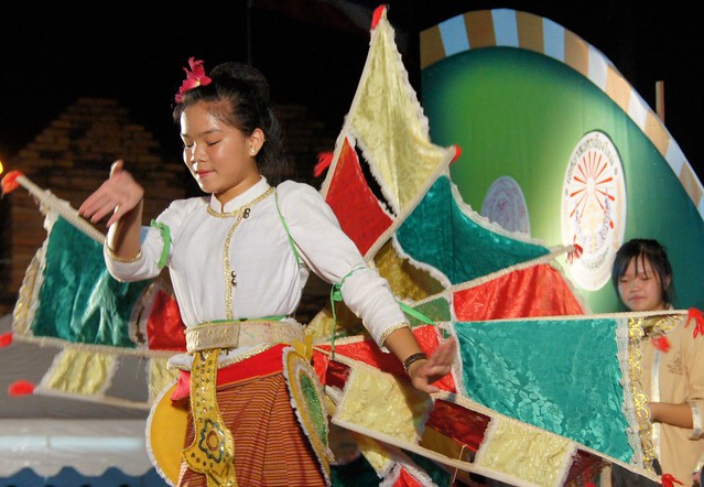 Chiang Mai cultural performance by flickr user NomadicSamuel