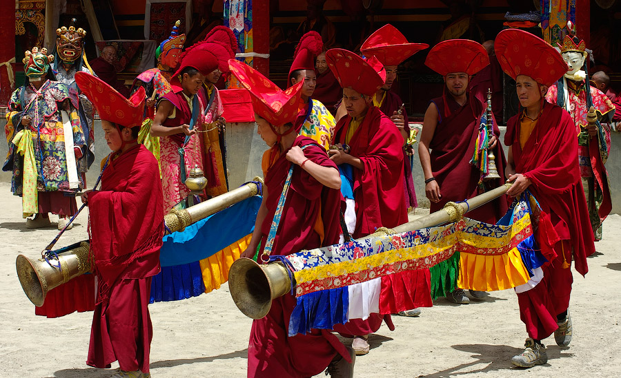 Монахи школы Друкпа Кагью выносят огромные дунчены