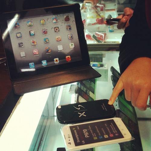 Mobile vendor using iPad to sell android phones