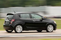 省油的2012年雪佛蘭 Sonic 車款，在高速公路時每加侖可跑40英里，由0加速到時速60英里僅需8.2秒。（雪佛蘭提供）