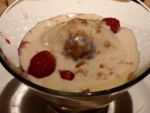 Copa de frutos rojos con salsa de chocolate blanco y helado de vainilla fundido.