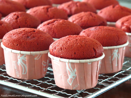 Red Velvet Cake Cupcakes with cream cheese frosting