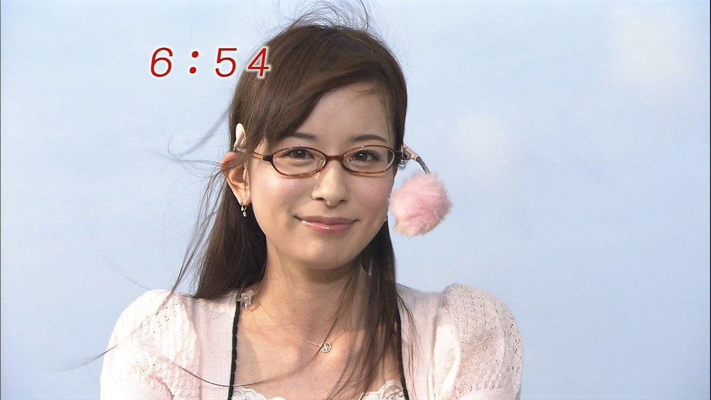 眼鏡をする皆藤愛子。