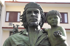 Monument of Che & child