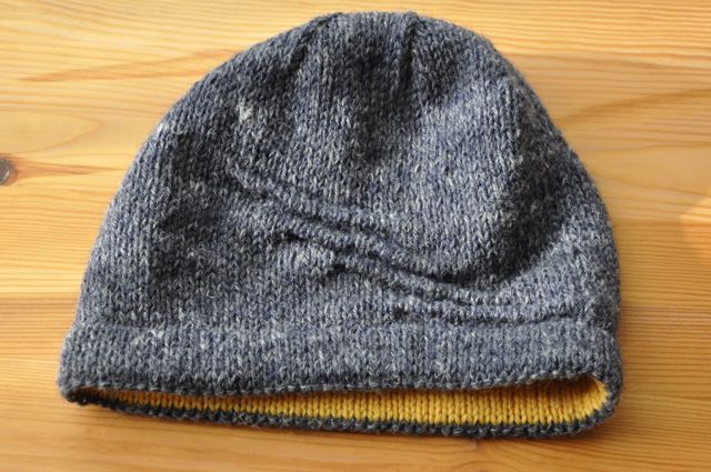 Welted hat with contrast hem.