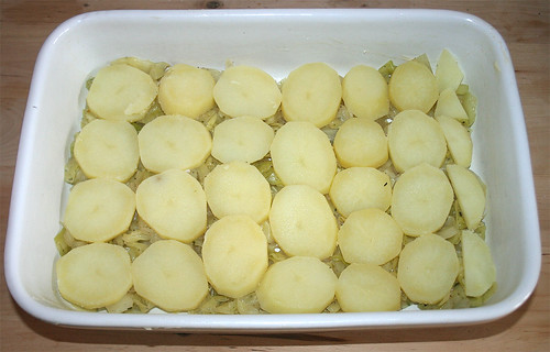 32 - Mit Kartoffelscheiben belegen / Size with potato slices
