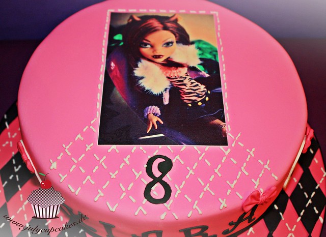 Monster High Cake julycupcakesblogspotcom 