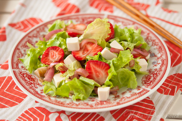 salad with tofu and strawberries