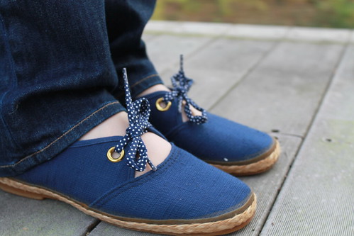 Rope-sole canvass shoes with polka dot ties