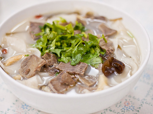 Lamb noodle soup (羊肉燴麵)