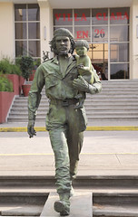 Monument of Che & child