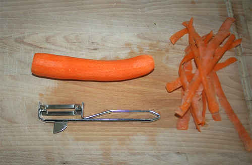 14 - Peel carrot / Möhre schälen