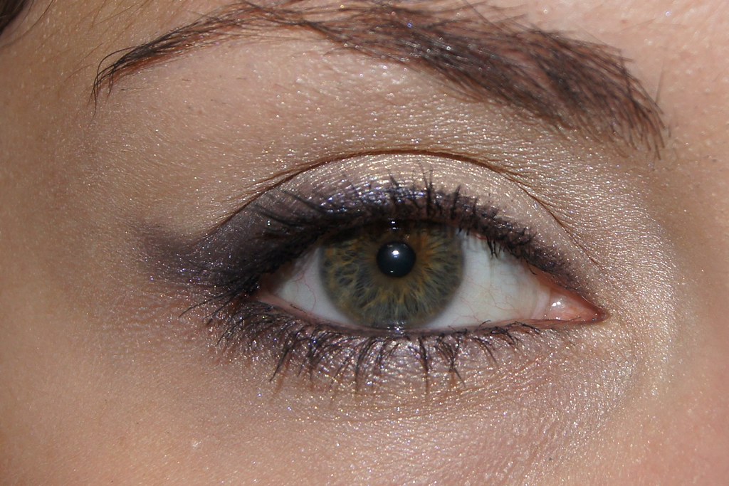 Makeup example with MAC pigment "Blue Storm"
