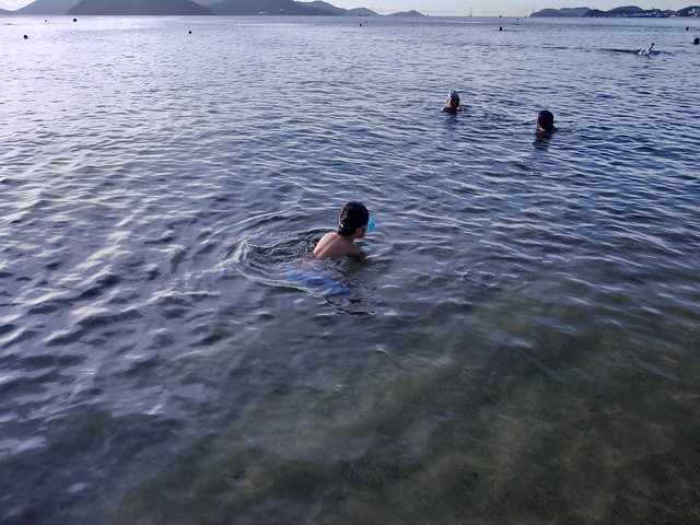 ニャチャンビーチ5：30AM 子供にせがまれ早朝シュノーケリング。ノボテルニャチャン（Novotel Nha Trang）前のビーチ（beach）