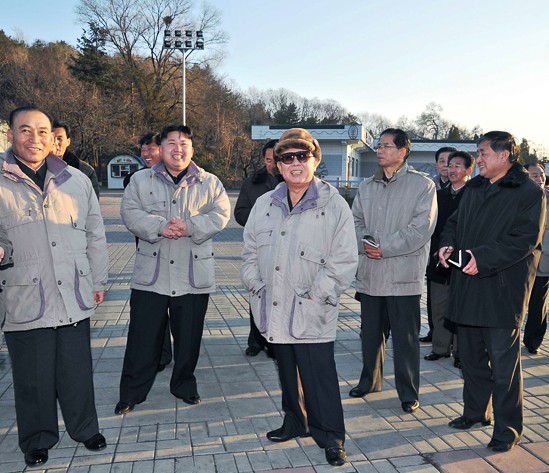 Полководец Ким чен Ир в аттракционном городке в Кэсонском молодежном парке 