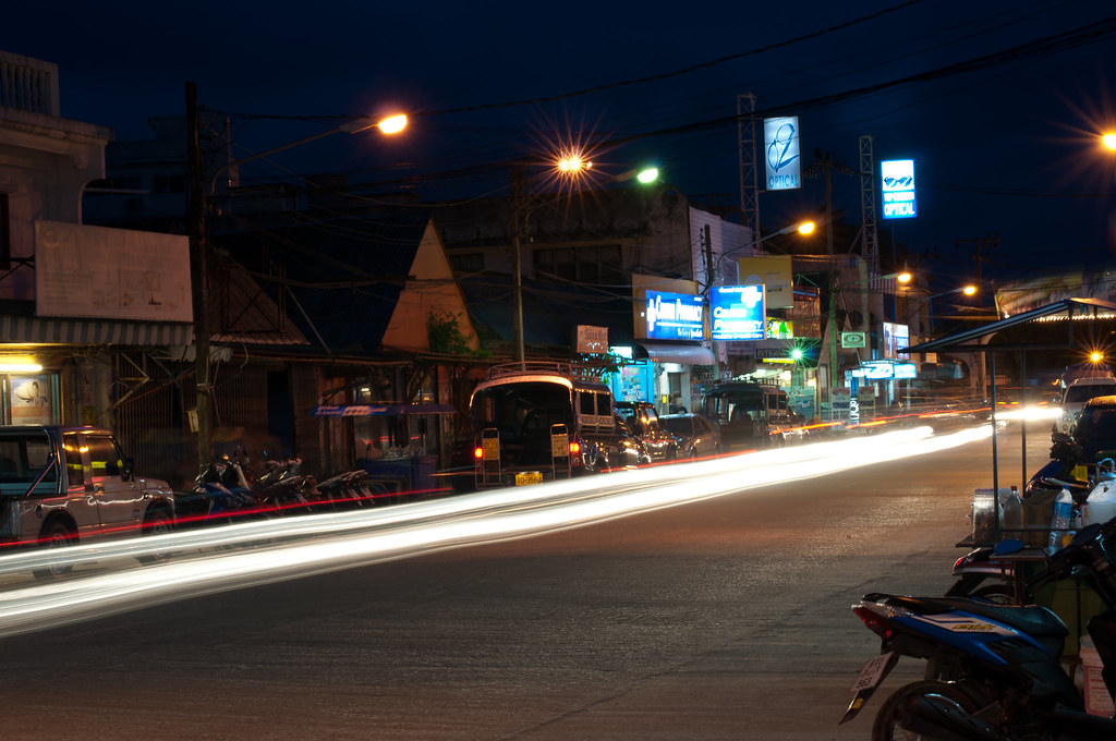 moving streets of Thong Sala