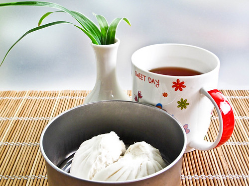 IMG_1193 IMG_1192 Breakfast : char siew pau 叉烧包and lipton tea 红茶 , not Chinese tea不是中国茶