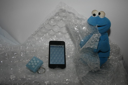 Cookie Monster popping Bubble wrap (2)
