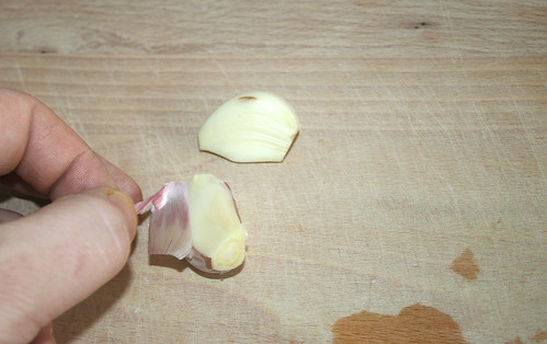 23 - Knoblauch schälen / Peel garlic