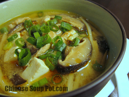 [Photo-Bowl of Low Sodium Hot and Sour Soup with Tofu and Shiitake Mushroom]