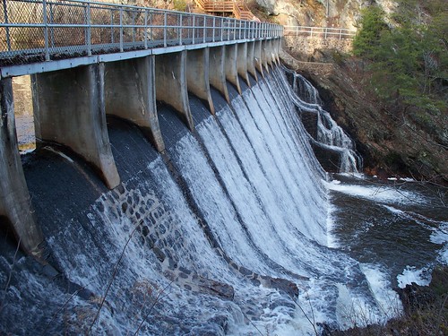 Holliday Lake Dam with footpath over the spillway