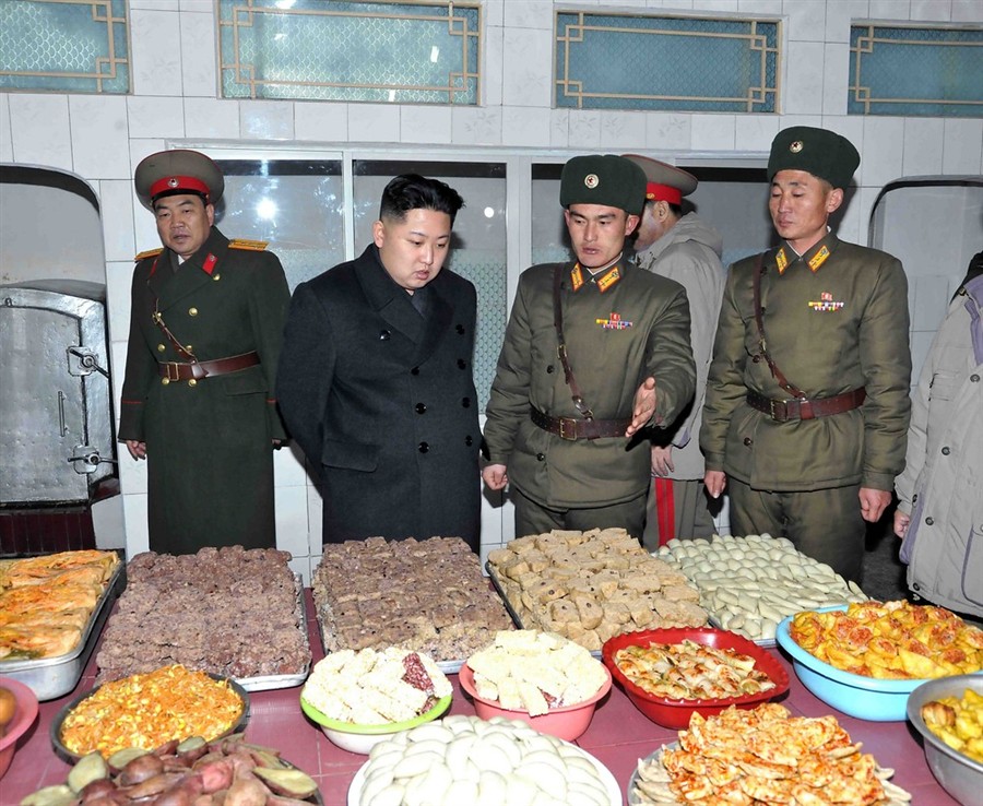 Командующий Ким Чен Ын конкретно осматривает простецкую пищу танкистов 
