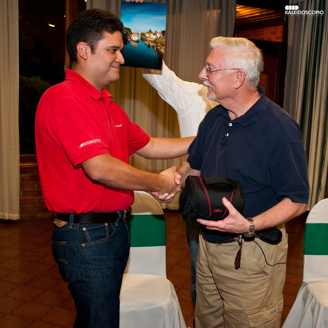 Paul Wingler felicita a José Luis Durón