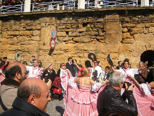 Kostüme und Tänze aus Südamerika in Agrigent in... by Calogero Mira