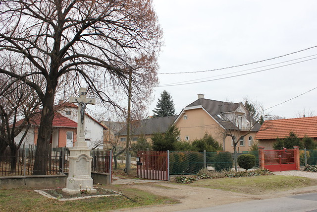 Cruz en un barrio residencial de Székesfehérvár