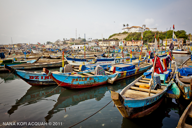 Elmina - Resting canoes