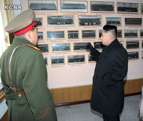 1 января уважаемый товарищ Ким Чен Ын посетил танкистов и поздравил их с Новым годом