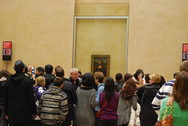 Gente ante La Gioconda en el Museo del Louvre de París