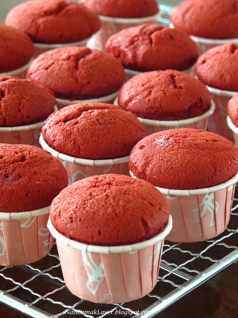 Nasi Lemak Lover Red Velvet Cupcakes with cream cheese frosting