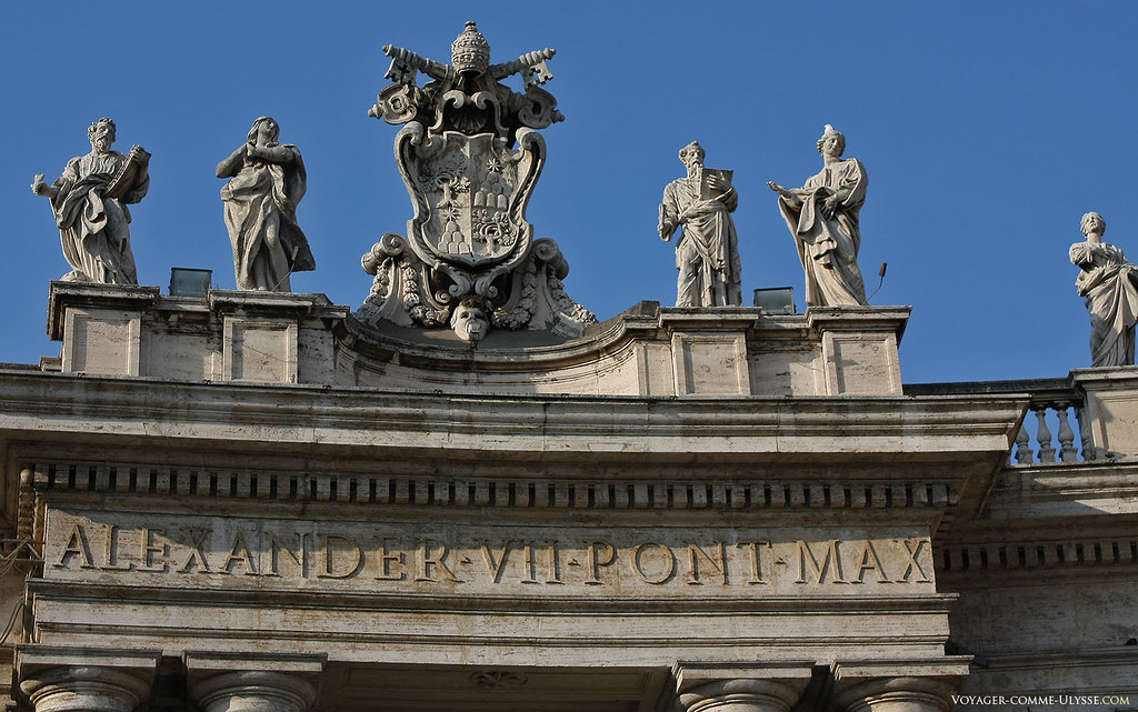 Por cima das grandes colunas, as armas do Papa Alexandre VII.