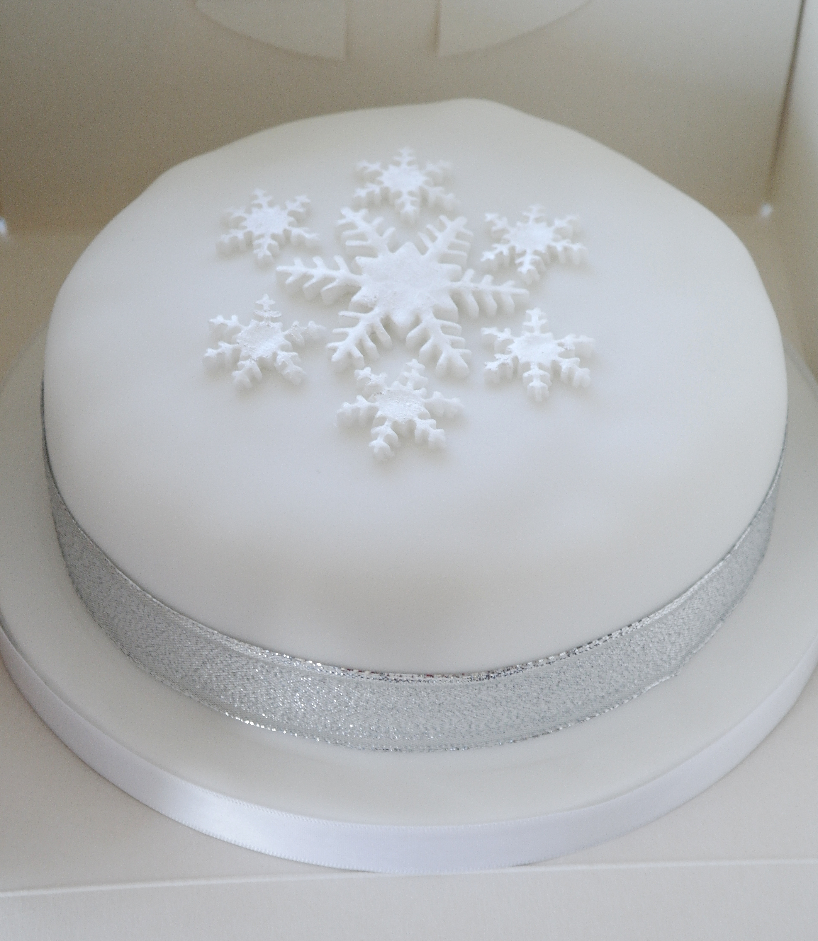 Snowflake Christmas Cake By There For The Baking Via Flickr Christmas Cake Decorations Christmas Cake Designs Christmas Cake