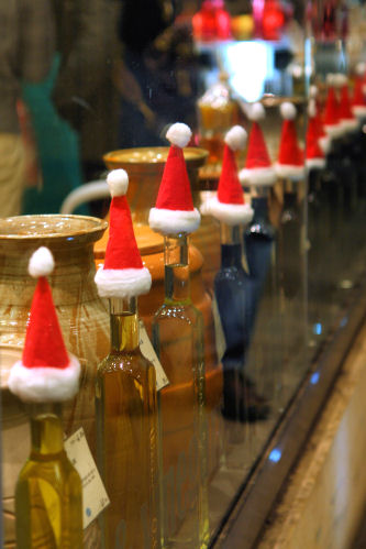 Christmas hats on oil bottles, Vom Fass, 
Bath 3635 R