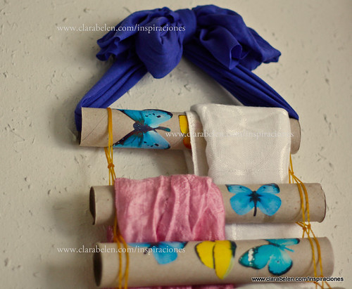 Manualidades con reciclado: ordenar pañuelos con gomillas y rollos de papel